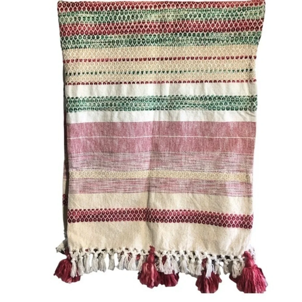 Cherished Traditions tasseled‎ ivory throw 50x70